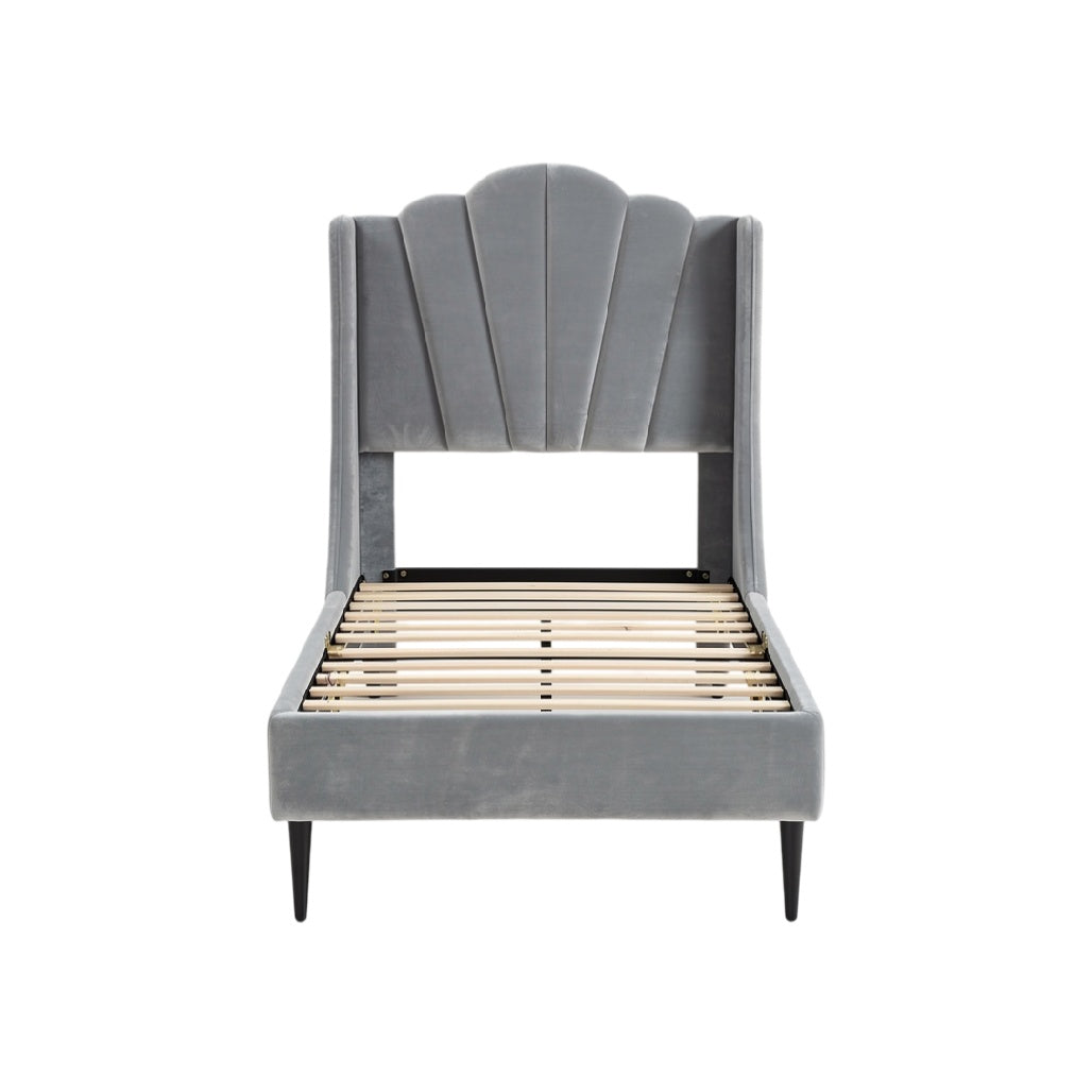 **Lit en velours gris avec tête de lit en forme de vague et pieds en bois**